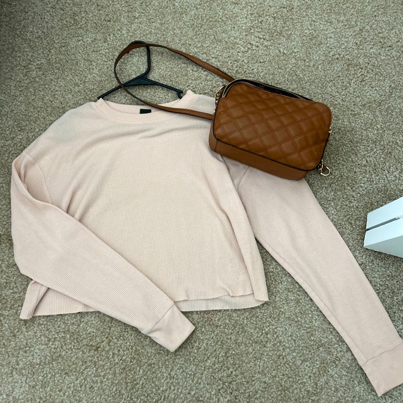 light pink cropped long sleeve shirt - Picture 1 of 4
